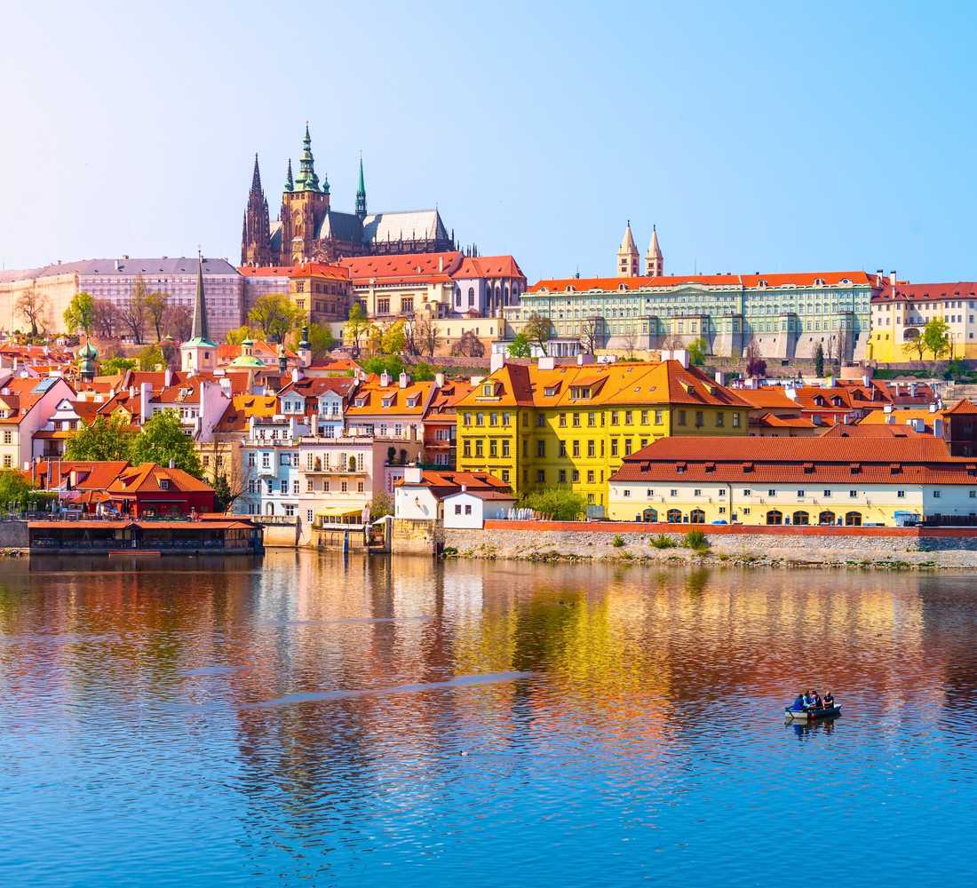 Hop-On Hop-Off Stadtrundfahrten in Prag, Tschechien – Offene Busse, Top-Attraktionen und kostenlose Stornierung im Jahr 2026