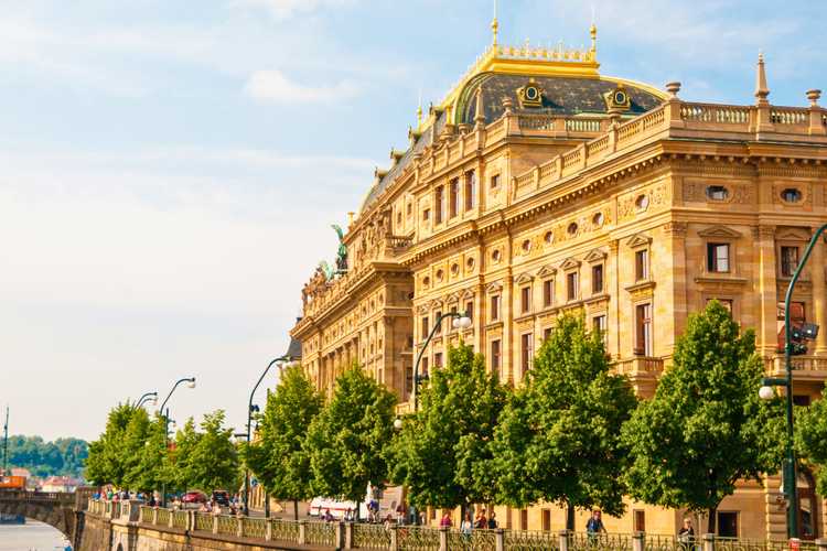 Entdecken Sie Prag mit offiziellen Hop-On Hop-Off Stadtrundfahrten – Flexible Routen, berühmte Denkmäler und Panoramablicke auf die Stadt 2026